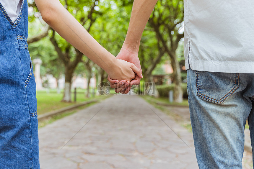 欧央行执委Cipollone：当前经济面临“复杂信号” 降息决策需更明确指引